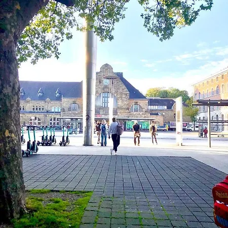 Am Bahnhof Akwizgran